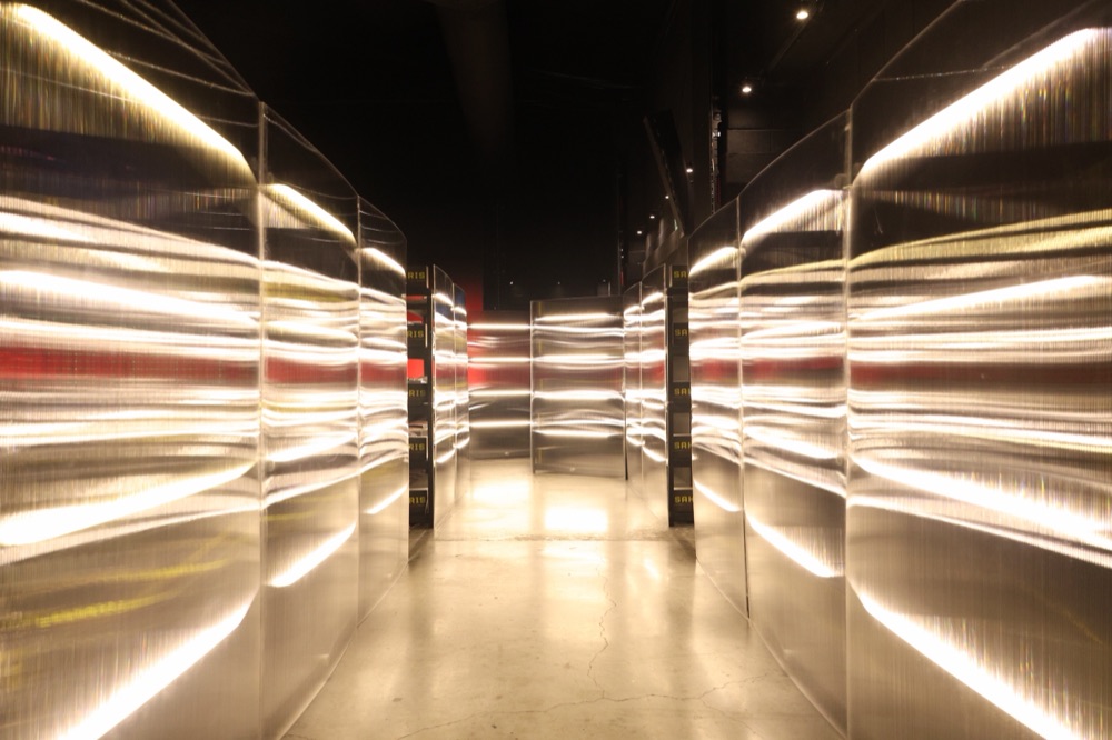 El pasillo de policarbonato, iluminado por dentro